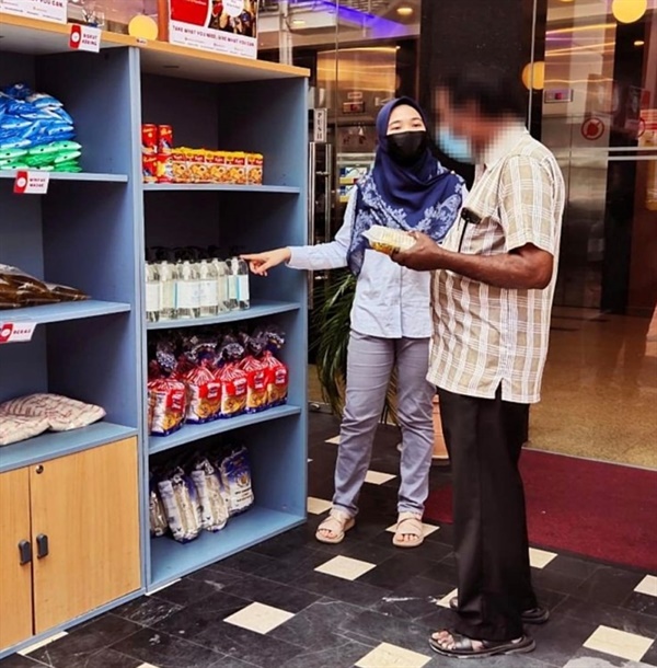 말레이시아 센트럴 호텔에서는 자원봉사자들의 기부를 받아 식료품 등을 분배하는 활동을 펼치고 있다. 