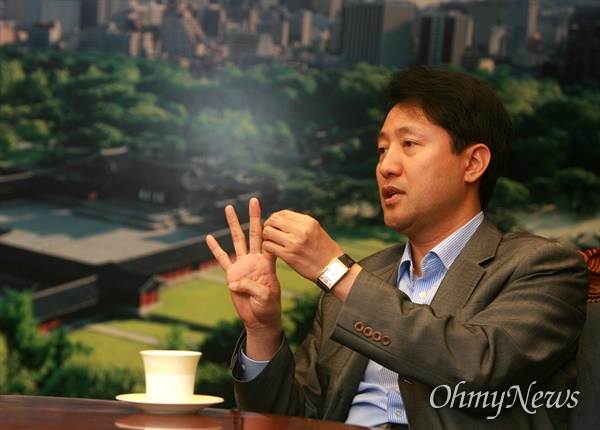  2009년 7월 14일 '오마이뉴스'와 인터뷰 하고 있는 오세훈 서울시장.
