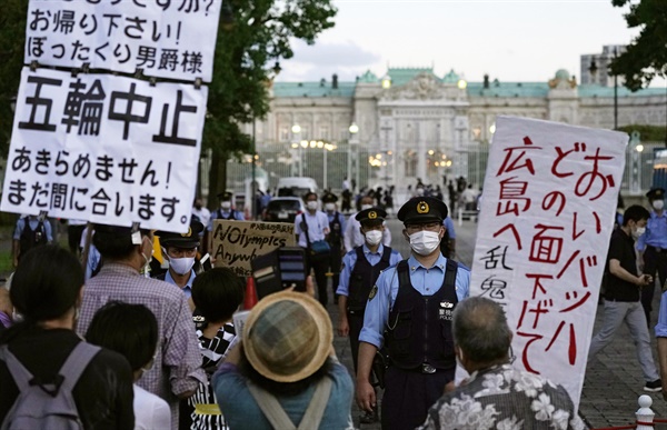 도쿄올림픽·패럴림픽 조직위원회가 지난 18일 토마스 바흐 국제올림픽위원회(IOC) 위원장을 초청해 환영 행사를 연 일본 도쿄 모토아카사카 영빈관 주변에서 올림픽 취소 등을 주장하는 시민들이 시위를 벌이고 있다.
