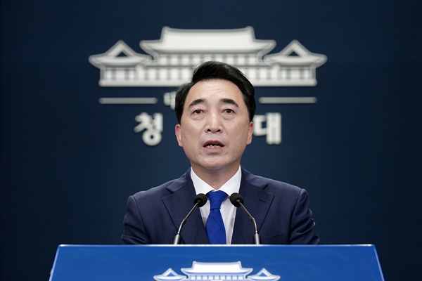 박수현 청와대 국민소통수석이 지난 7월 19일 브리핑을 하고 있다. 