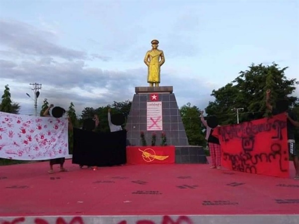 19일 오전 사가잉주 몽유와시 차운구 독립영웅 아웅 산 장군 동상 앞 묵념.