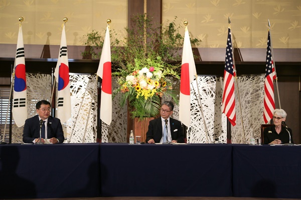 한미일 외교차관들이 도쿄에서 협의회를 갖고 한반도 비핵화와 관련 공조체계를 확인했다. 왼쪽부터 최종건 외교부 제1차관, 모리 다케오 일 외무성 사무차관, 웬디 셔먼 미 국무부 부장관.