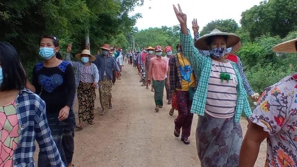 살링지(Salingyi) 시민들의 횃불 행렬.