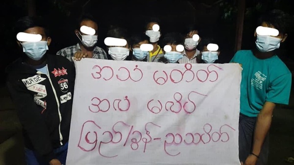  22일 밤 만달레이, 수배자 스님의 반독재 시위 "민주화 승리, 군부독재 타도"