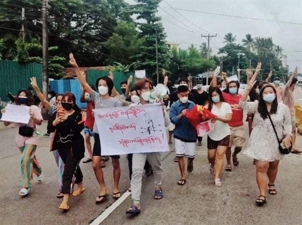 23일 양곤, 정치수 석방 시위 "인세인교도소  정치수들은 영웅이다"