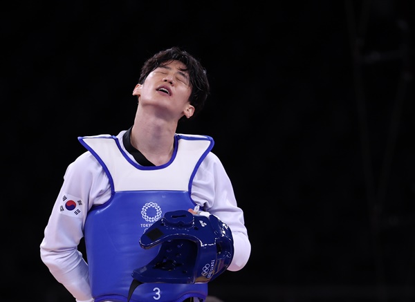  25일 일본 마쿠하리 메세 A홀에서 열린 도쿄올림픽 남자 태권도 68㎏급 경기. 연장 승부 끝에 우즈베키스탄의 라시토프에게 패배한 이대훈이 아쉬워하고 있다.