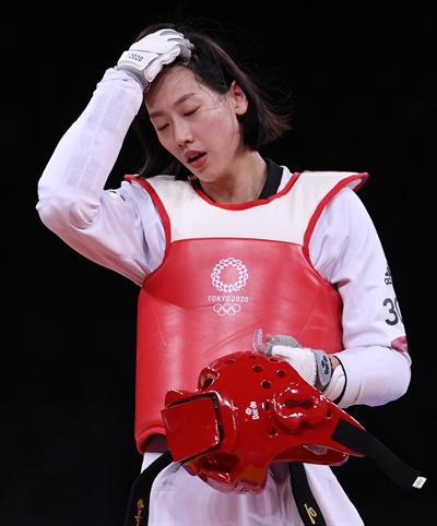  25일 일본 마쿠하리 메세 A홀에서 열린 도쿄올림픽 여자 태권도57㎏급 16강전. 한국 이아름이 대만 치아링에게 패배한 뒤 아쉬워하고 있다.