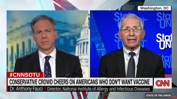코로나19 백신 접종을 권고하는 앤서니 파우치 미 국립알레르기·전염병연구소 소장(오른쪽)의 CNN 인터뷰 모습 갈무리.