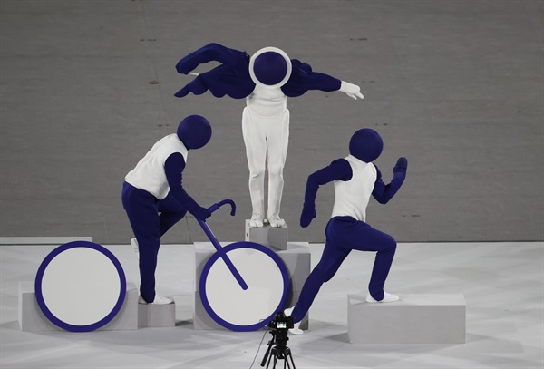  23일 일본 도쿄 신주쿠 국립경기장에서 열린 2020 도쿄올림픽 개막식에서 배우들이 올림픽 경기 종목 픽토그램을 표현하고 있다. 2021.7.23