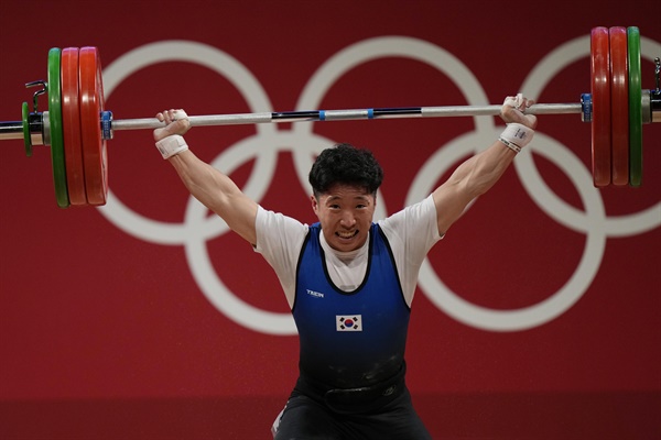  한명목이 25일 일본 도쿄 국제포럼에서 열린 2020 도쿄올림픽 역도 남자 67㎏급 결선에서 바벨을 들고 있다.