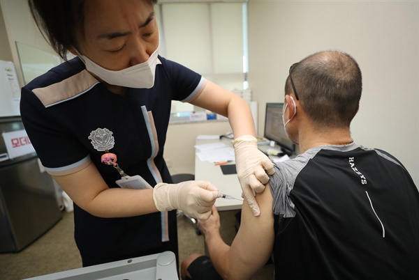 만 55∼59세(1962∼1966년생) 약 304만명에 대한 코로나19 예방접종이 시작된 26일 오전 광주 북구의 한 병원에서 대상자들이 모더나 백신을 접종받고 있다.