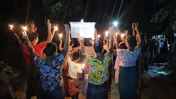 25일 밤 만달레이시 피지타곤구에서 수배자 스님과 제자들이 반독재 촛불시위를 벌였다.