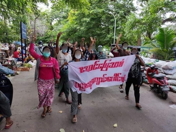 26일 만달레이시 아웅몌이다잔 교육원 총학생회 회원들의 반독재시위.