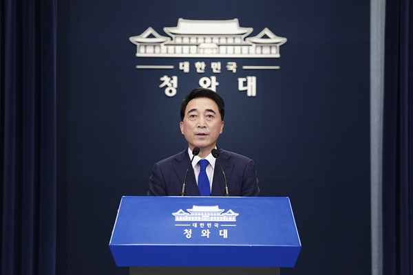 박수현 청와대 국민소통수석은 27일 오전 11시 춘추관에서 브리핑을 통해 "27일 오전 10시를 기해 남북 간 통신연락선을 복원하기로 했다"고 발표하고 있다. 