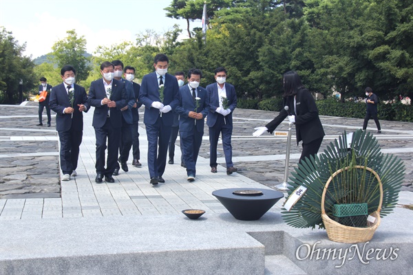 국민의힘 김태호 국회의원이 28일 오전 김해 봉하마을을 방문해 고 노무현 전 대통령 묘역을 참배했다.