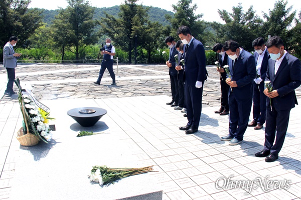 국민의힘 김태호 국회의원이 28일 오전 김해 봉하마을을 방문해 고 노무현 전 대통령 묘역을 참배했다.