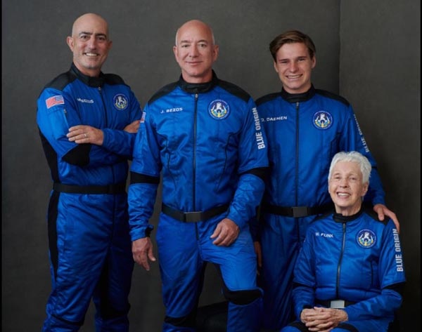  세계 최고 부자이자 아마존 창업자인 제프 베이조스(57)가 한국시간으로 20일 밤 우주 비행에 나선다. 베이조스는 조종사 없는 자동제어 재활용 로켓 '뉴 셰퍼드'에 탑승하며 100㎞ 이상 비행을 목표로 하고 있다. 사진은 우주 비행에 나서는 제프 베이조스(왼쪽 두번째)와 동생 마크 베이조스(왼쪽 첫번째), 동승자 올리버 데이먼(오른쪽 두번째)과 월리 펑크(오른쪽 첫번째). 2021.7.20