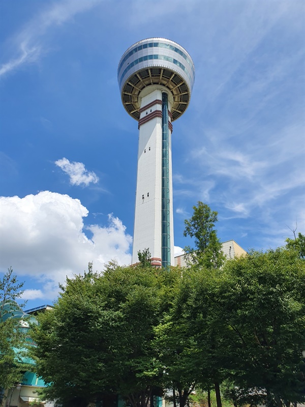자원회수시설의 굴뚝을 이용해서 만들어진 구리타워는 구리시를 상징하는 명소 중 하나다.