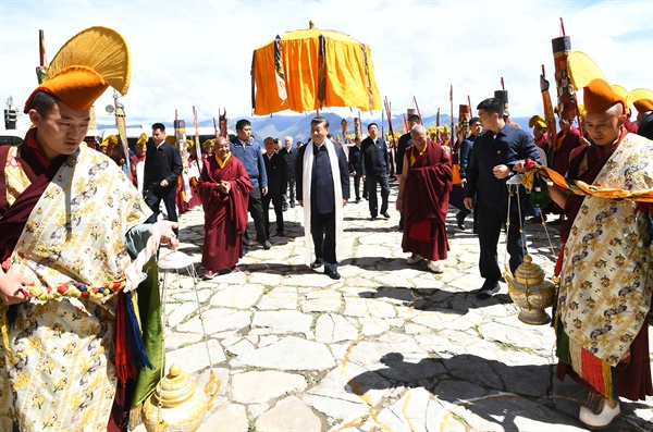 시진핑(가운데) 중국 국가주석이 지난 22일 티베트(시짱) 자치구 중심도시 라싸(拉薩)의 드레펑사원(哲蚌寺)을 방문하고 있다. 중국이 올해 티베트 지역 지배를 확고히 한 '시짱 평화 해방' 70주년을 맞은 가운데 시 주석은 2012년 집권 후 처음으로 21~23일 사흘간 티베트를 공개 시찰했다. 2021.7.22