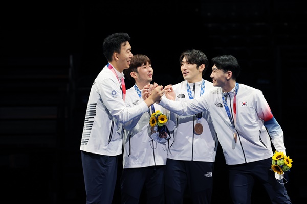  한국 펜싱 남자 에페 대표팀 선수들이 30일 일본 마쿠하리메세 홀에서 열린 도쿄올림픽 펜싱 남자 에페 단체 시상식에서 동메달을 목에 걸고 기념촬영을 하고 있다.