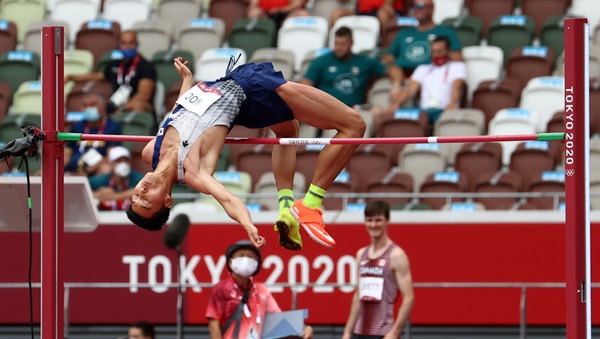  우상혁이 30일 도쿄 올림픽스타디움에서 열린 도쿄올림픽 육상 남자 높이뛰기 예선에서 2.28m를 뛰어 넘고 있다.