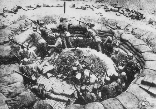 중국 국민당 정부는 일본군의 예상보다 격렬하게 침략에 저항하였다. 