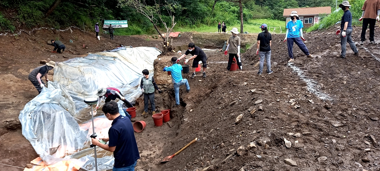주말에 비가 내렸지만, 다행히 유해 발굴지는 비 피해가 전혀 없었다. 발굴단원들이 유해수습을 위해 천막과 비닐을 걷어 내고 있다.
