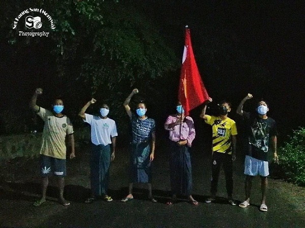 2일 밤  몽야고속도로,  집지키는 군경의 폭주에 저항하는 젊은이들.