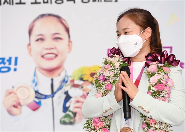  대한민국 최초로 올림픽 여자 기계체조 부문에서 값진 메달을 획득한 여서정 선수가 4일 소속팀인 수원시청에 동메달을 봉납한 뒤 인사말을 하고 있다. 