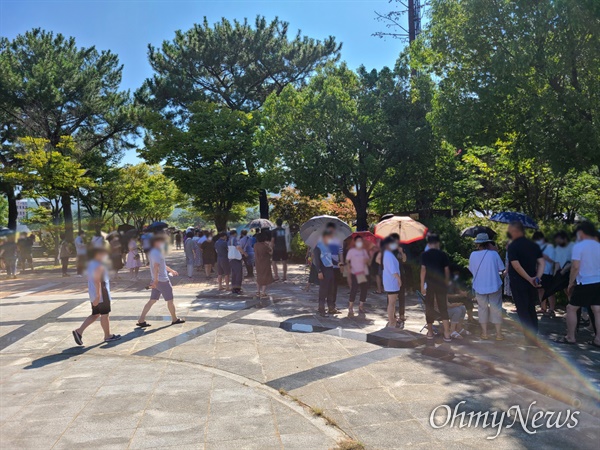8월 5일 오전 창원 용지문화공원 코로나19임시 선별진료소에 진단검사를 받기 위해 사람들이 모여들고 있다.