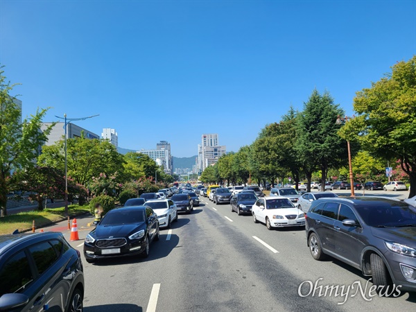 8월 5일 오전 창원 용지문화공원 코로나19 임시선별진료소에 진단검사를 받기 위해 사람들이 모여들면서 주변 도로가 혼잡하다.