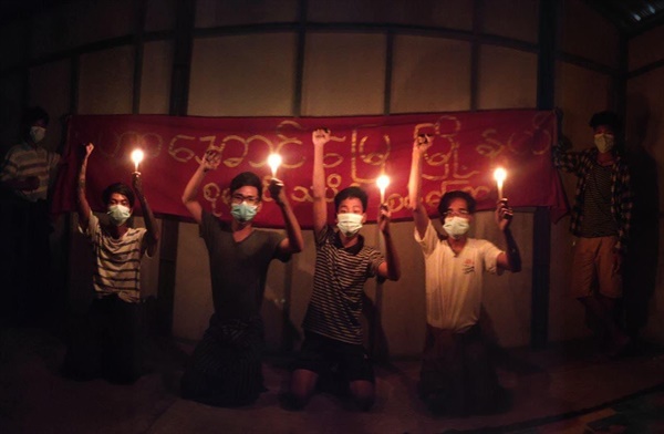 4일 밤 만달레이 촛불 시위.