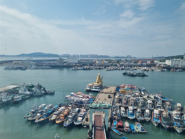 인천에서 가장 큰 어시장이 위치해 있고, 인천에 속한 각지의 섬을 연결해 주는 여객터미널이 있는 연안부두는 많은 이야기를 담고 있다.