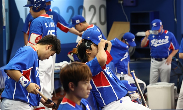 [올림픽] 한국 패배 5일 일본 요코하마 스타디움에서 열린 도쿄올림픽 야구 패자 준결승전 한국과 미국의 경기. 강백호가 경기에서 패한 뒤 모자를 고쳐 쓰고 있다