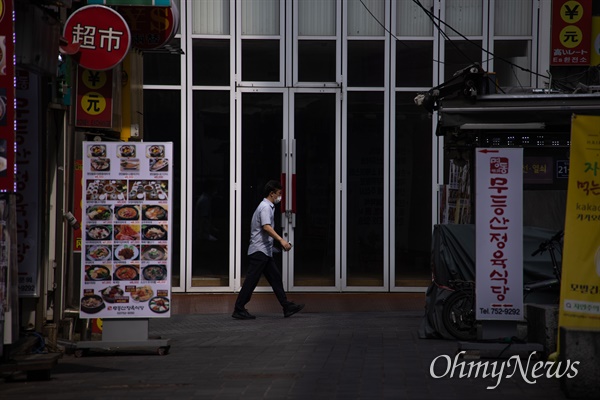 코로나19 사회적거리두기 4단계가 연장된 6일 오후 서울 중구 명동 중심상권 일대 폐업한 일부 가게들이 임대 현수막을 내걸고 있다.