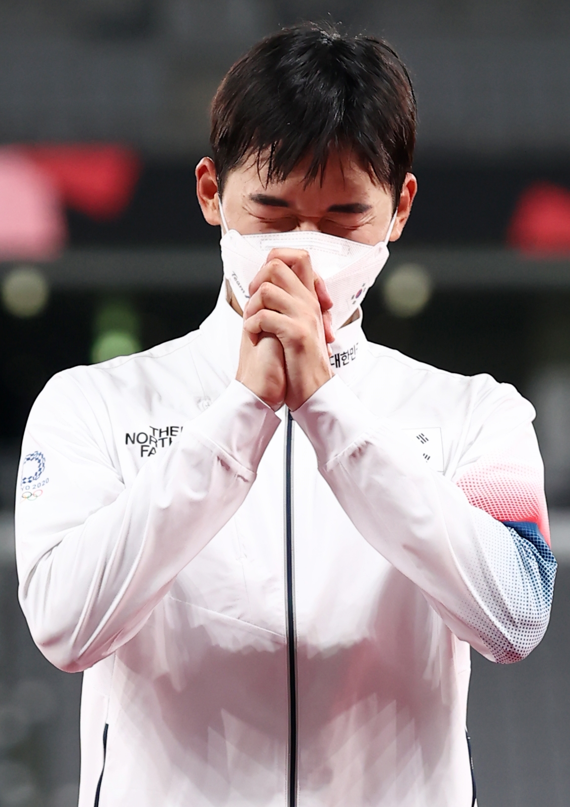  도쿄올림픽 남자 근대5종에서 동메달을 획득한 한국 전웅태가 7일 일본 도쿄스타디움에서 열린 시상식에 오르기 앞서 두 손을 모으고 있다.