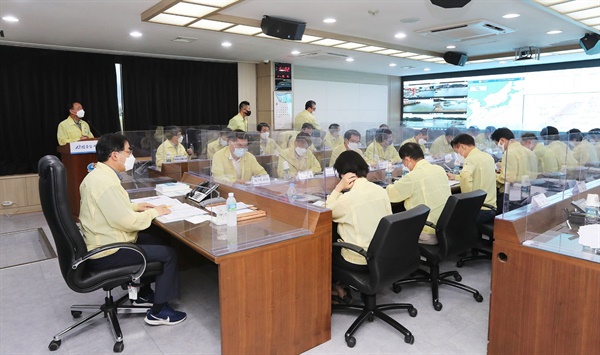 허성무 창원시장이 제9호 태풍 '루핏' 대비 대처상황을 점검하기 위해 긴급대책 회의를 가졌다.