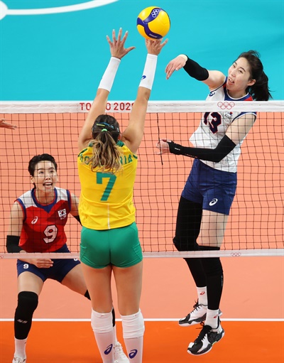 6일 일본 아리아케 아레나에서 열린 도쿄올림픽 여자 배구 한국과 브라질의 준결승전. 한국 박정아가 공격하고 있다. 2021.8.6