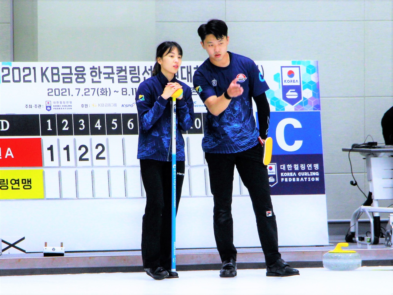  2021 KB금융 한국컬링선수권대회 믹스더블 국가대표 선발전에서 경기를 펼치는 김민지 선수와 이기정 선수.