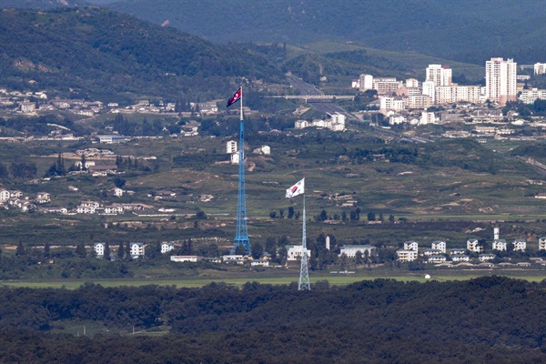 지난 9일 경기도 파주시 접경지역에서 바라본 서부전선 비무장지대(DMZ)에서 남한 대성동 태극기와 북한 기정동 인공기가 펄럭이고 있다.