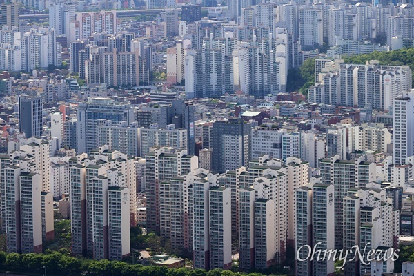  다세대주택과 아파트가 섞여 있는 서울 강북지역 주택가.