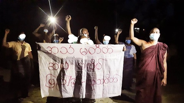 10일 만달레이 피지타곤의 승려가 야간 시위