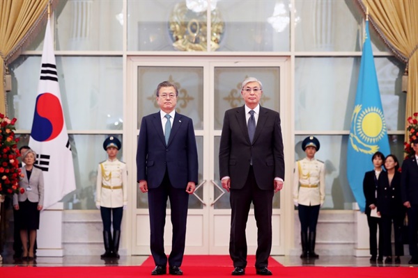 카자흐스탄을 국빈방문 중인 문재인 대통령과 카심-조마르트 토카예프 카자흐스탄 대통령이 2019년 4월 22일(현지시각) 대통령궁에서 열린 공식환영식에서 기념촬영을 하고 있다. 
