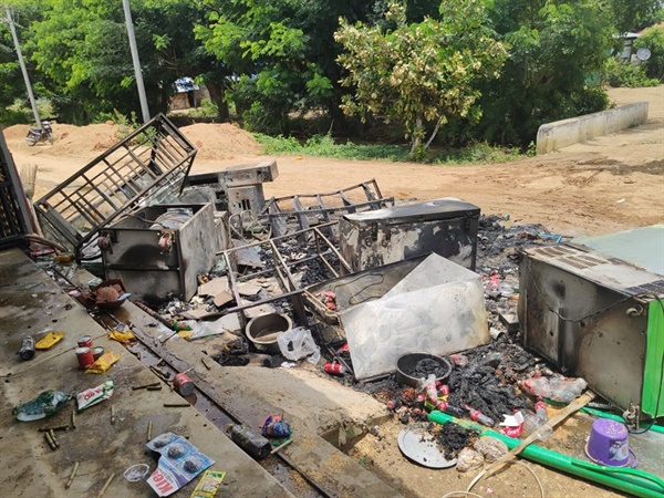 미얀마 사가잉주 데파인 지역에서 군대가 마을에 불을 질러 주민들이 대피했다.