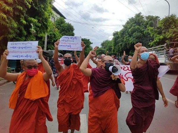 11일 오후 만달레이 승려들의 군부독재 반대 행진