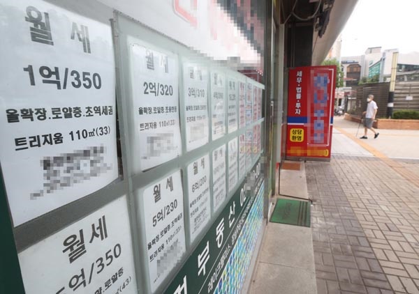 지난 8월 1일 오전 서울의 한 부동산중개업소에 전·월세 상담 안내문이 붙어 있다.