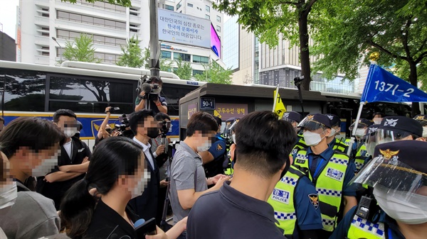 광복절 연휴 첫날인 14일 오전 예고대로 서울 도심에서 보수단체의 '1인 걷기운동 행사'가 시작됐지만, 경찰의 원천 봉쇄에 가로막혔다.

 국민혁명당 관계자는 "경찰이 서울역 인근부터 안전펜스와 검문소 등으로 차단해 광화문 진입을 못 했다"고 말했다. 경찰은 '1인 걷기 운동'은 불법집회에 해당하는 '변형된 1인 시위'에 가깝다며 엄정 대응하겠다고 경고한 상태다.