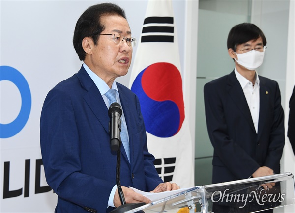 국민의힘 홍준표 의원이 17일 서울 여의도 한 빌딩에서 비대면 방식으로 대권출마 선언을 하고 있다.