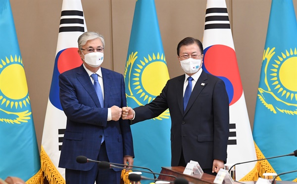 문재인 대통령이 지난해 8월 17일 청와대에서 열린 한-카자흐스탄 정상회담에서 토카예프 카자흐스탄 대통령과 인사를 하고 있다.