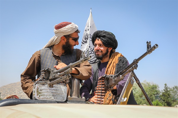 아프가니스탄의 이슬람 무장조직 탈레반이 16일(현지시간) 수도 카불을 장악한 뒤 차에 탈레반 깃발을 달고 순찰하고 있다. 탈레반은 성명을 통해 "전쟁은 끝났다"며 승리를 선언한 뒤 "아프간 국민은 정상적인 삶을 영위해 나가라"고 말했다.